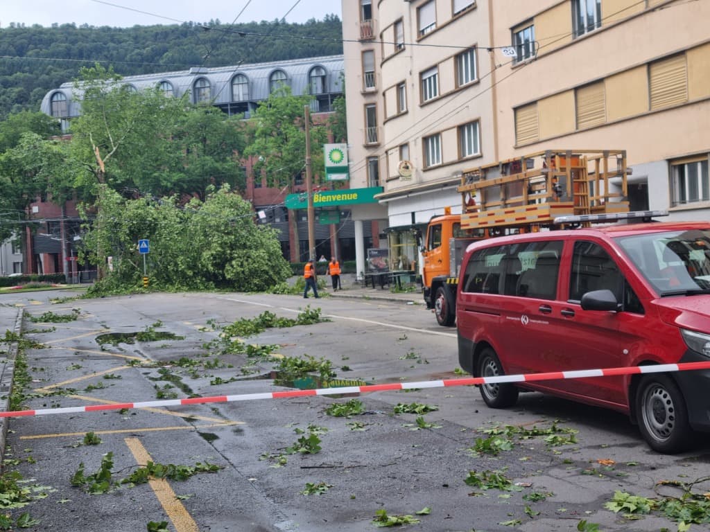 Violent orage très venteux à Neuchâtel en Suisse ce dimanche 15 juin