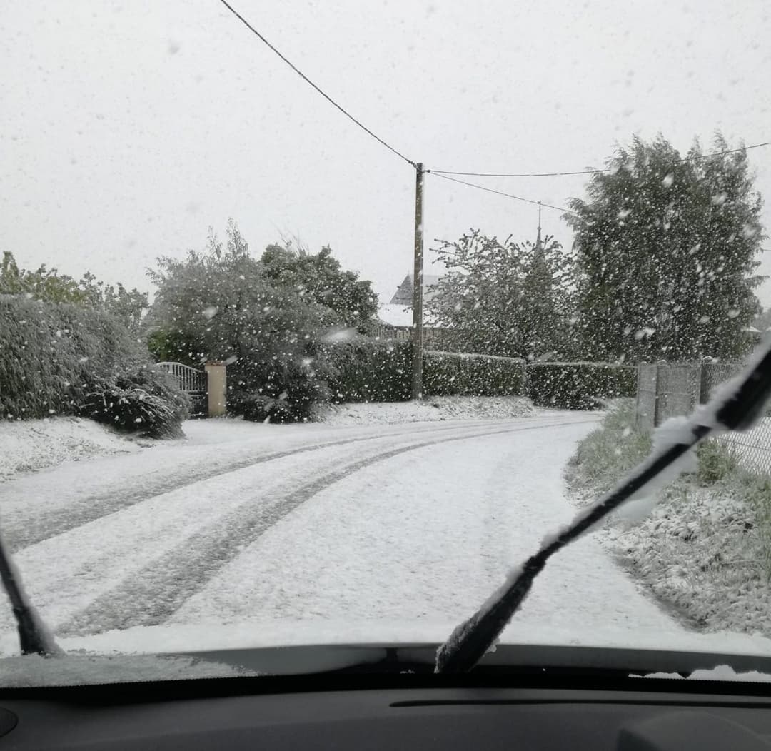 Image d'illustration pour Neige exceptionnelle de cette veille du 1er mai en Normandie ! 