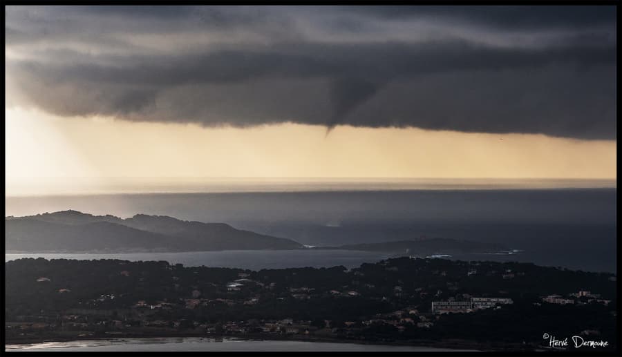 Image d'illustration pour Trombes marines dans le Sud-Est - photos et explications du phénomène