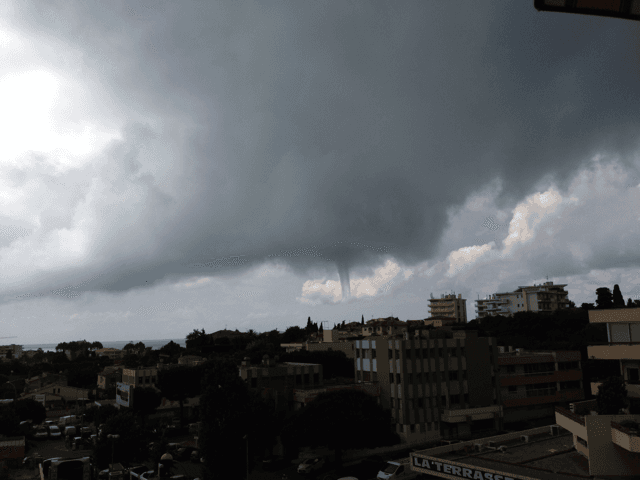 Image d'illustration pour Belles trombes marines au large des Alpes-Maritimes le 9 juin 2013