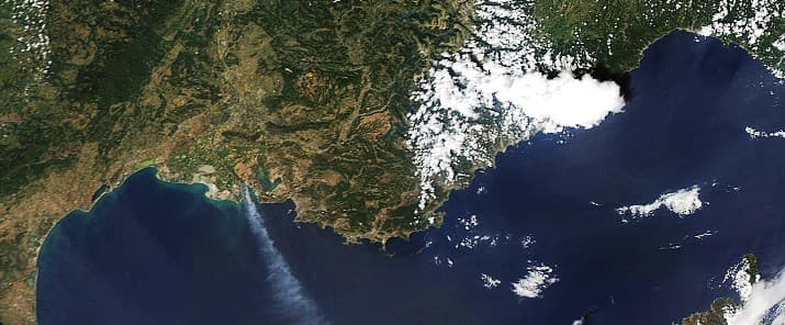 Image d'illustration pour Les vents forts attisent de violents incendies près de la Méditerranée