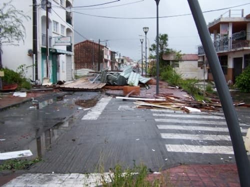 Image d'illustration pour 17 août 2007 : l'ouragan Dean traverse les Antilles Françaises