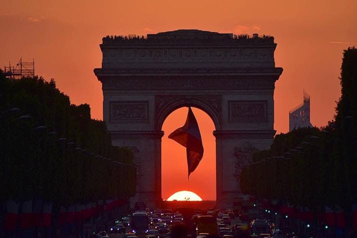 Image d'illustration pour Parishenge : Le soleil se couche sous l'Arc de Triomphe à Paris