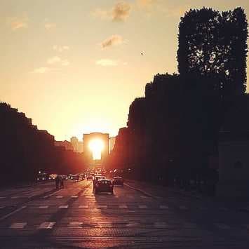 Image d'illustration pour Parishenge : Le soleil se couche sous l'Arc de Triomphe à Paris