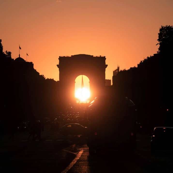 Image d'illustration pour Parishenge : Le soleil se couche sous l'Arc de Triomphe à Paris