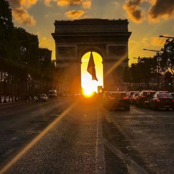 Image d'illustration pour Parishenge : Le soleil se couche sous l'Arc de Triomphe à Paris