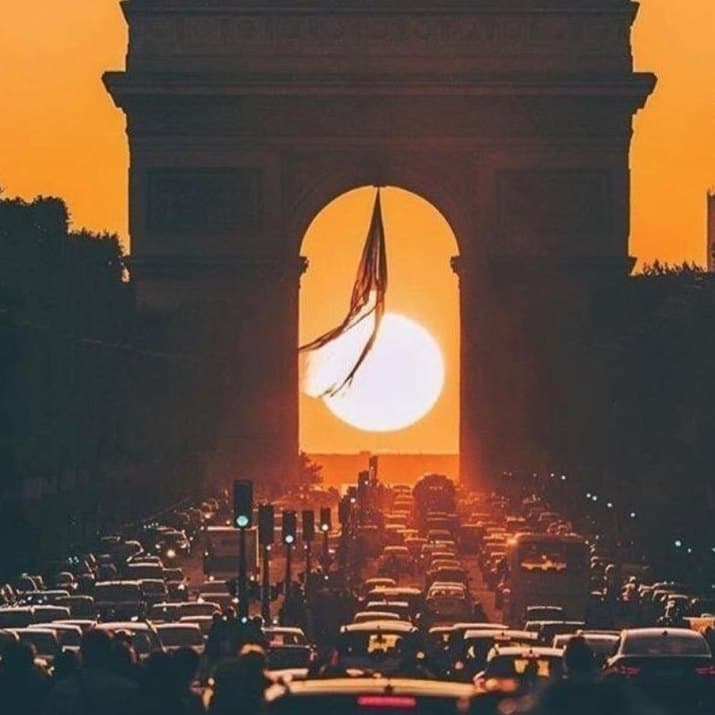 Image d'illustration pour Parishenge : Le soleil se couche sous l'Arc de Triomphe à Paris