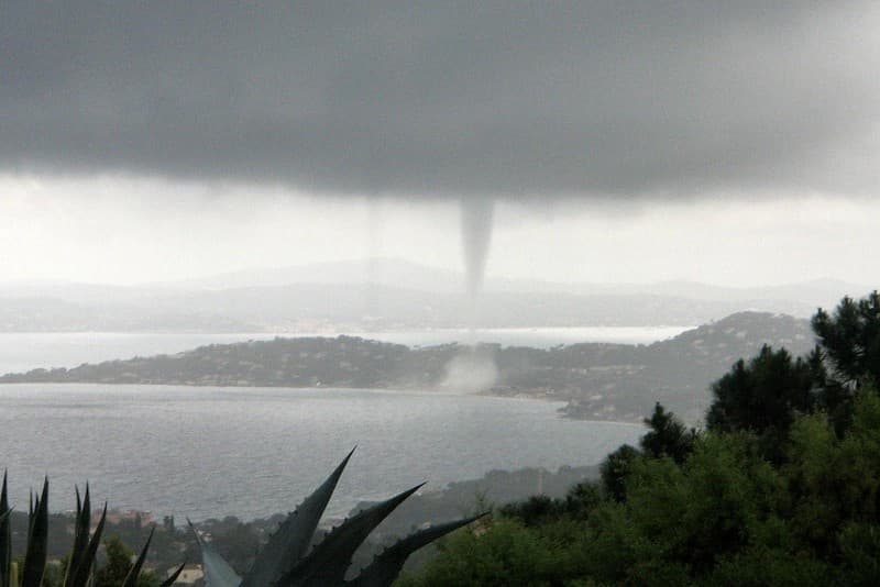 Image d'illustration pour Trombes marines dans le Sud-Est - photos et explications du phénomène