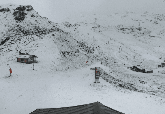Image d'illustration pour Premières chutes de neige en montagne 
